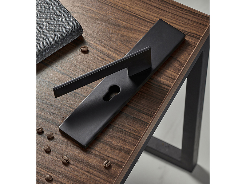 防盜門(mén)把手?jǐn)嗔嗽趺床鹋f和安裝，一把螺絲刀解決門(mén)把手松了的問(wèn)題