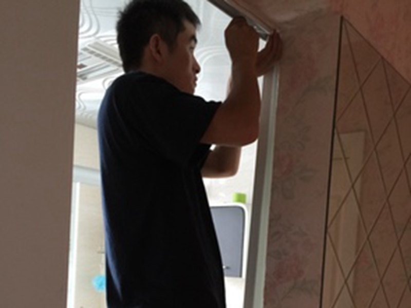 青島卷簾門維修,卷簾門維修卷簾門往下拉時(shí)直接掉下來(lái)是怎么回事？而且向上推很費(fèi)力