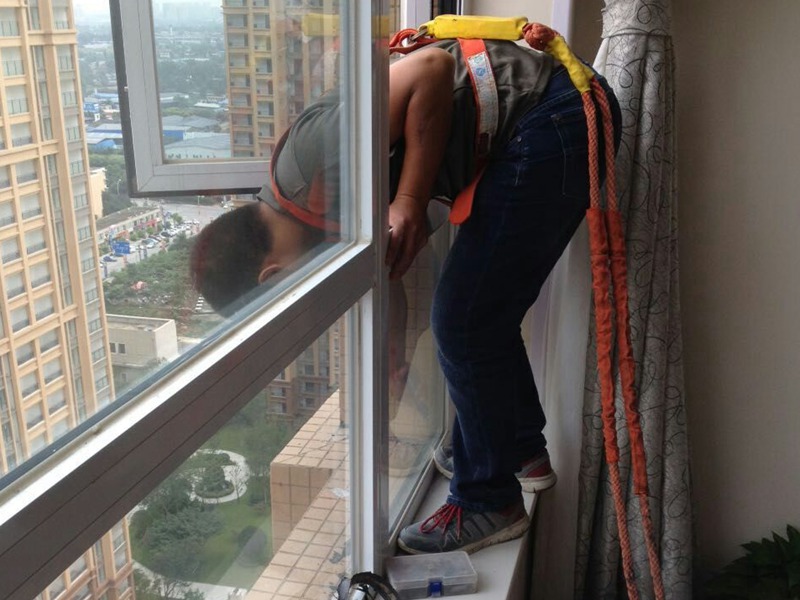 說(shuō)起門窗維修價(jià)格查詢，門窗維修價(jià)格查詢是市民熱議的話題之一，歡迎到一修房屋快修官網(wǎng)了解咨詢門窗維修價(jià)格查詢；其中成都、重慶、廣州、深圳、上海、杭州、南京、北京、天建是門窗維修價(jià)格查詢?cè)掝}討論多的城市！另外除了門窗維修價(jià)格查詢還有相關(guān)的安裝技巧、維修翻新方案、使作注意事項(xiàng)、拆裝拆除更換等，今天小編收集整理了門窗維修價(jià)格查詢,斷橋鋁門窗每平米的價(jià)格是怎么計(jì)算的等信息，請(qǐng)往下看：  斷橋鋁門窗每平米的價(jià)格是怎么計(jì)算的  斷橋鋁門窗價(jià)格可按照鋁材的質(zhì)量、厚度等指標(biāo)來(lái)判斷。當(dāng)然不同品牌價(jià)格也不一樣，如澳威斷橋鋁門窗產(chǎn)品價(jià)格從600~4000元每平方米。斷橋鋁門窗有以下優(yōu)缺點(diǎn): 一、優(yōu)點(diǎn)： 1、防火性好：鋁合金為金屬材料，因此，它不易燃燒。 2、防撬防盜性能好：鋁塑復(fù)合窗配置高級(jí)裝飾鎖及優(yōu)良的五金配件，使盜賊行竊亦難以下手。 3、耐沖擊：由于鋁塑復(fù)合型材外表面為鋁合金材料，超強(qiáng)硬度，剛性好，因此它比塑鋼窗型材的耐沖擊性強(qiáng)大得多。 4、顏色多種多樣：可選擇的自由空間很大。 5、免去維護(hù)的麻煩：鋁塑復(fù)合型材不易受酸堿侵蝕，使用斷橋鋁門窗不會(huì)變黃褪色，幾乎不必保養(yǎng)。 6、它具有很好的密封性能，真正做到了冬暖夏涼。 二、缺點(diǎn)： 通風(fēng)性欠佳，開啟角度不能隨意調(diào)控，而且斷橋鋁外翻窗不易維修，所以家居生活選擇斷橋鋁外翻窗應(yīng)慎重。