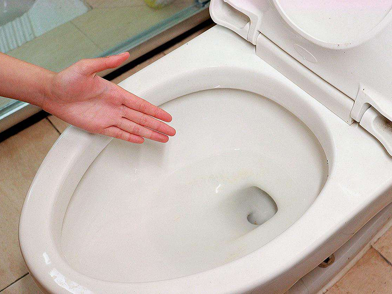 馬桶不堵但下水很慢別再花冤枉錢找人疏通了，一般師傅不會告訴你的