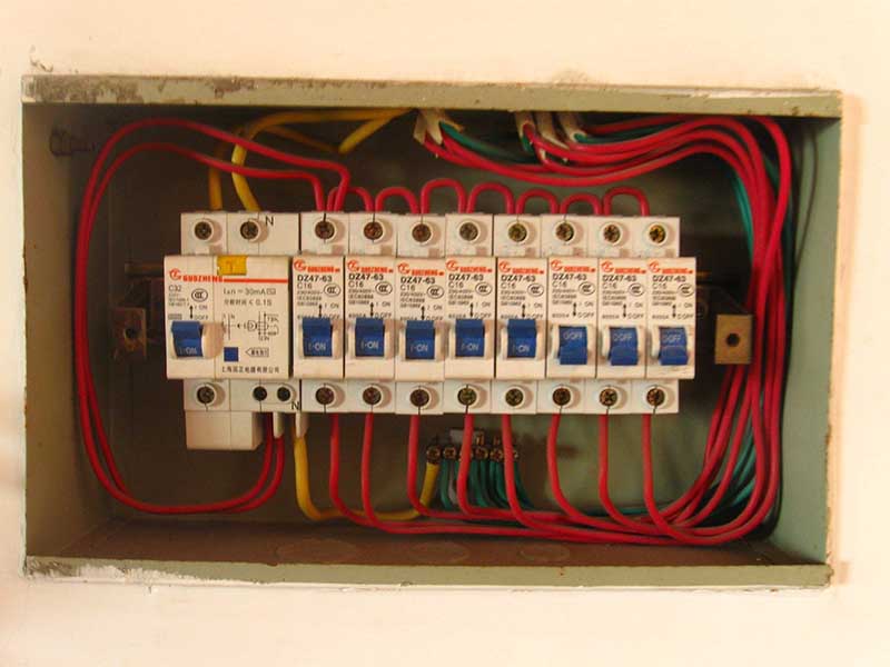  跳閘了推上去還是沒(méi)電怎么辦？聯(lián)系專(zhuān)業(yè)電工師傅上門(mén)處理更可靠