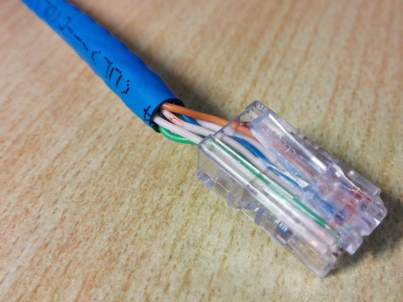 更換墻內(nèi)網(wǎng)線有技巧，兩人配合效率高，換線高手哪里找