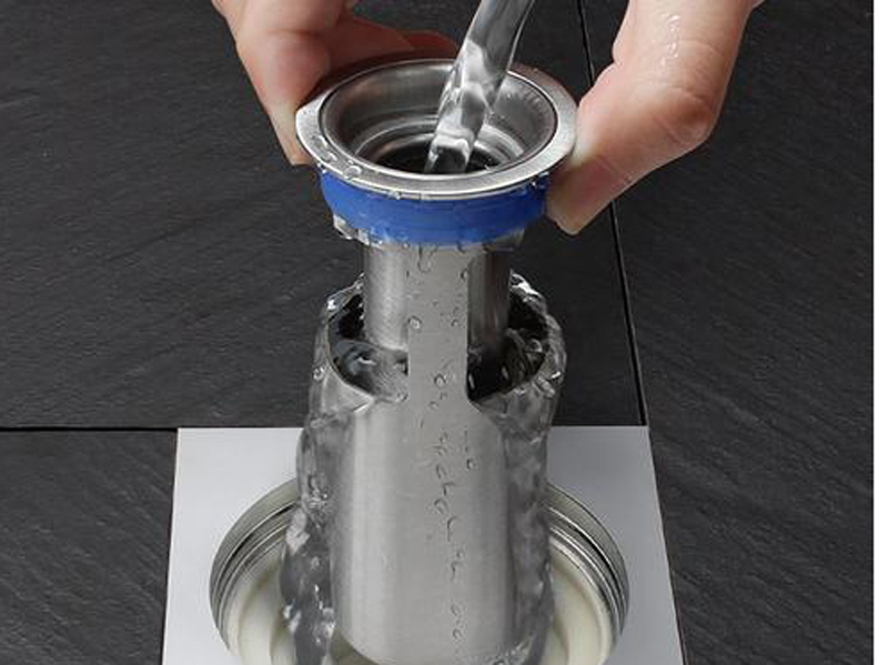 地漏總是反味有異味偶爾還有小飛蟲，保證地漏清潔是解決問題的根本