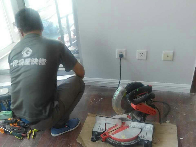 踢腳線安裝方法和材料有關，細節(jié)好不好