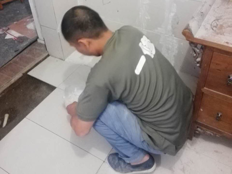 瓷磚留縫美縫避免起拱斷裂，美縫勾縫施