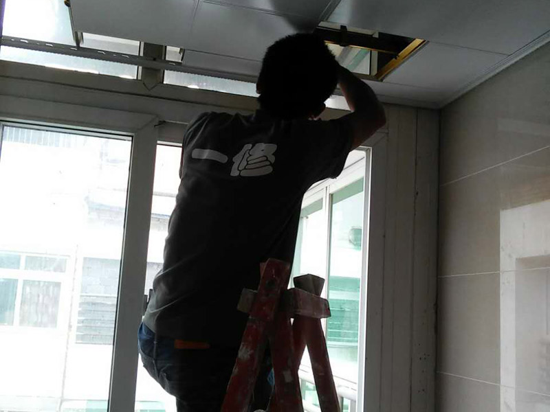 吊頂改造要點多，吊頂內老化線路不可繼