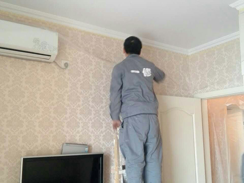 墻面貼墻紙注意事項(xiàng)，舊壁紙空鼓應(yīng)鏟除