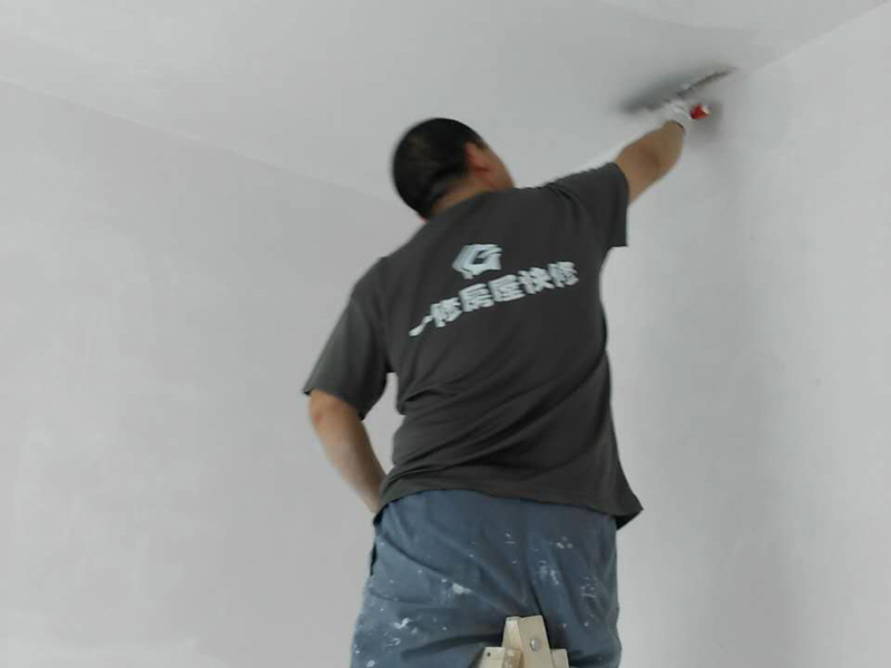墻面噴漆與刷漆哪個好，噴漆損耗大后期