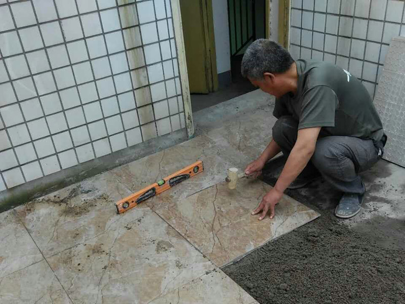 鋪貼瓷磚要留縫，避免開裂起拱好處多-