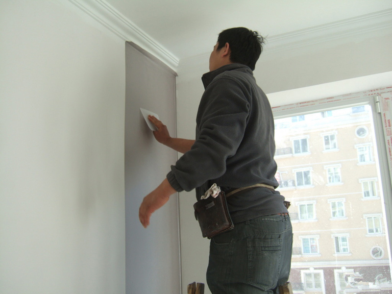 乳膠漆墻面貼壁紙，刷基膜前應(yīng)進(jìn)行墻面