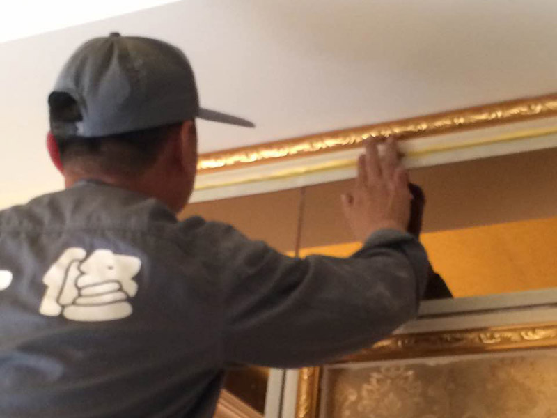 石膏線安裝要點，接頭處理需刷油漆修補