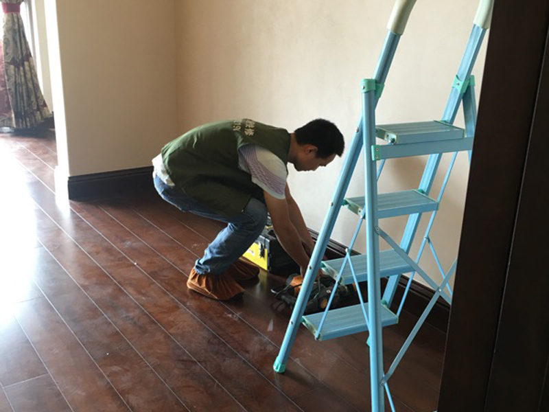 木地板修補(bǔ)裂縫、板材開裂不嚴(yán)重可用填