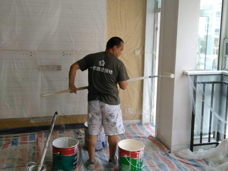 墻皮脫落修補(bǔ)，底漆未干涂刷面漆會(huì)導(dǎo)致