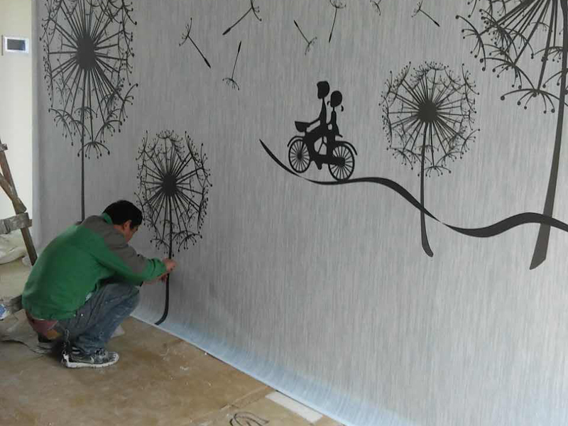 墻紙?jiān)趺促N？貼墻紙一定要刷基膜嗎？