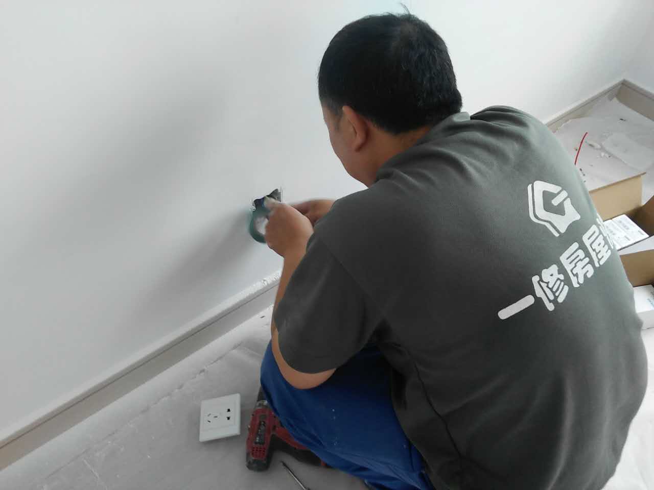 一修墻面鼓包維修、局部找平、陽臺(tái)漏水