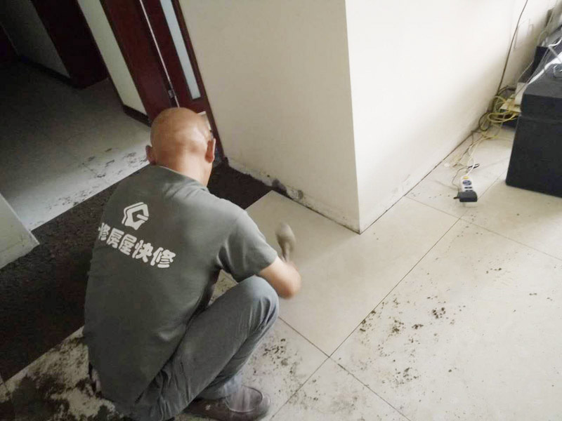 家里地磚突然起拱開裂？也許是沒做好這