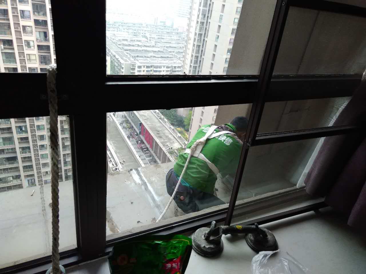 雨季窗戶漏水很糟心，一修教你找原因，