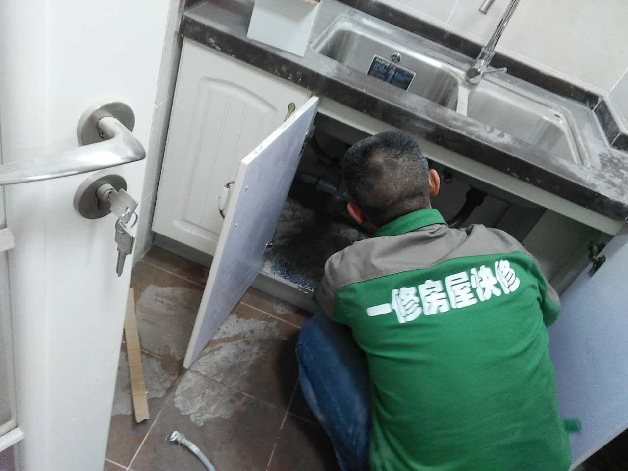 家里管道又堵塞了？一修教你管道疏通技