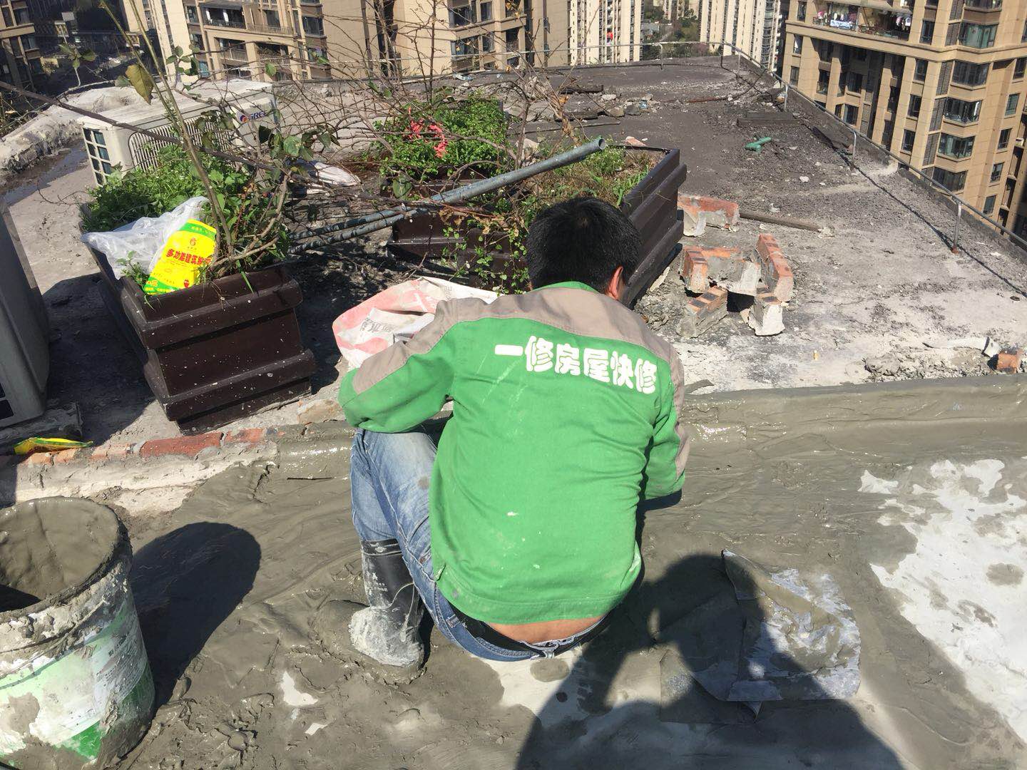 唐山房頂滲水,樓房房頂滲水怎么處理？