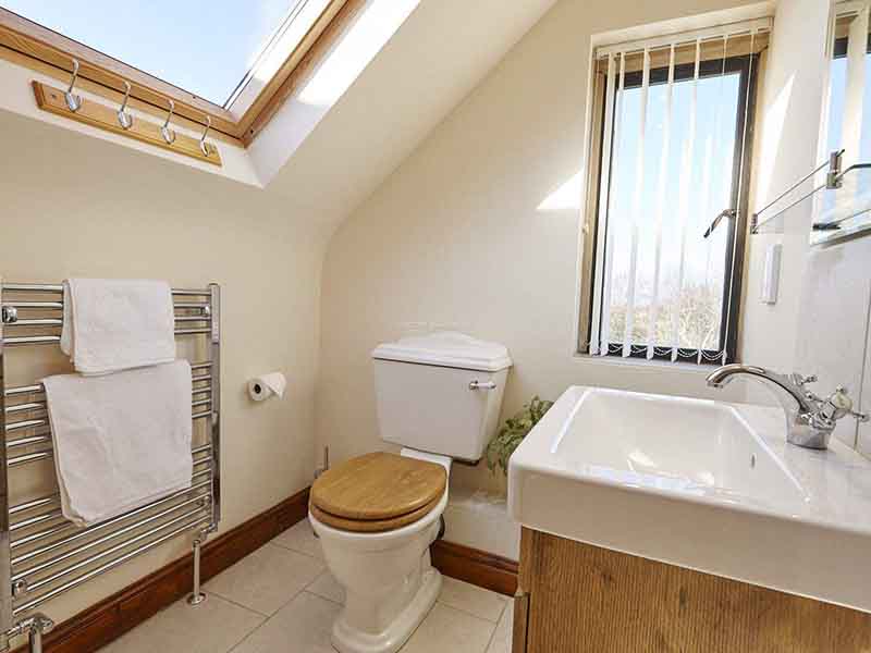 窗戶漏水哪里找人維修？窗戶漏水上門維