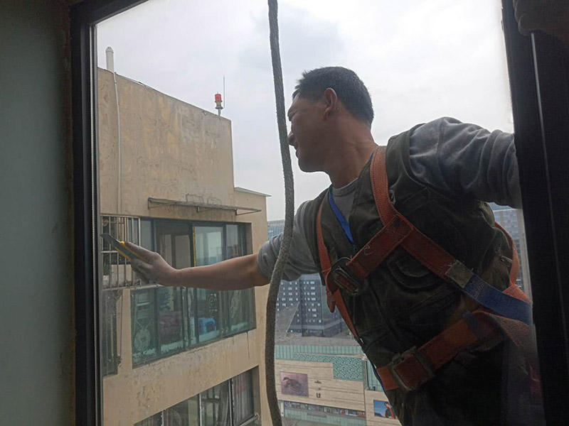 深圳深圳伸縮門維修，伸縮門道閘運(yùn)行過