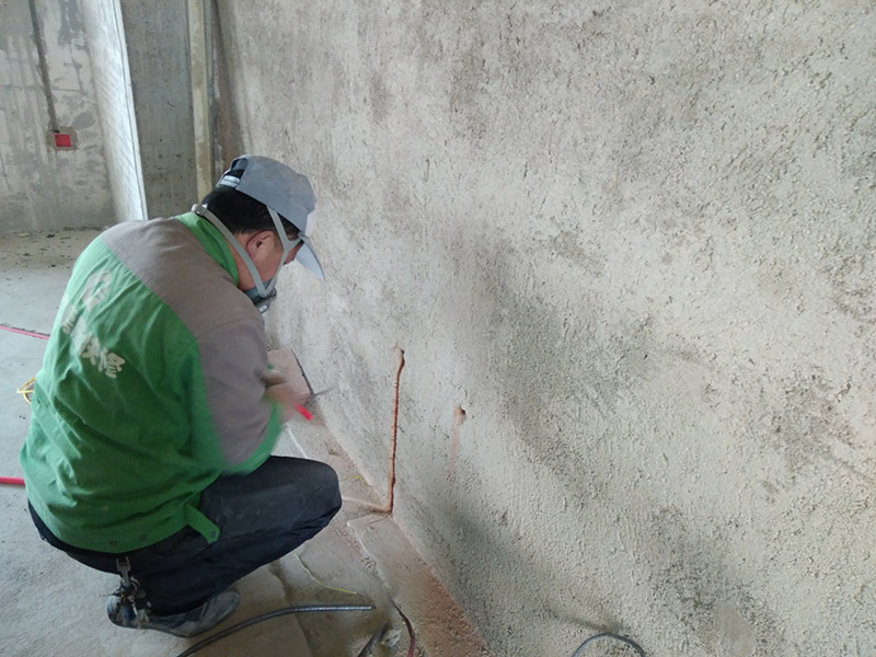 廚房地面無故滲水是怎么回事，廚房地面