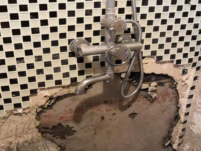 廚房瓷磚下面漏水怎么回事，廚房瓷磚下