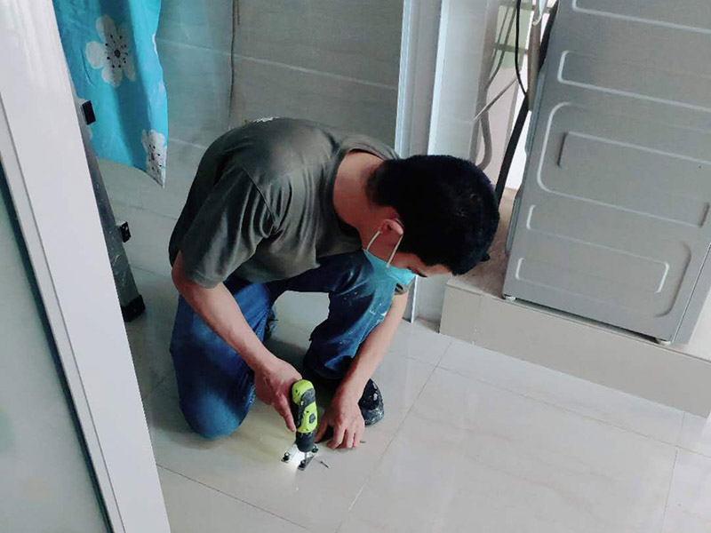 廁所滲水到樓下少許，廁所滲水好補漏方