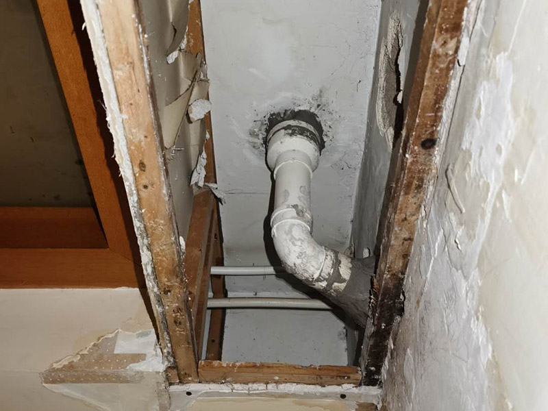 衛(wèi)生間墻角往樓下漏水，衛(wèi)生間墻角發(fā)霉