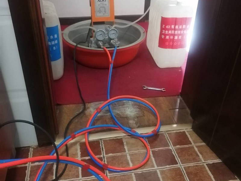 頂樓衛(wèi)生間地磚縫滲水，衛(wèi)生間地磚縫滲