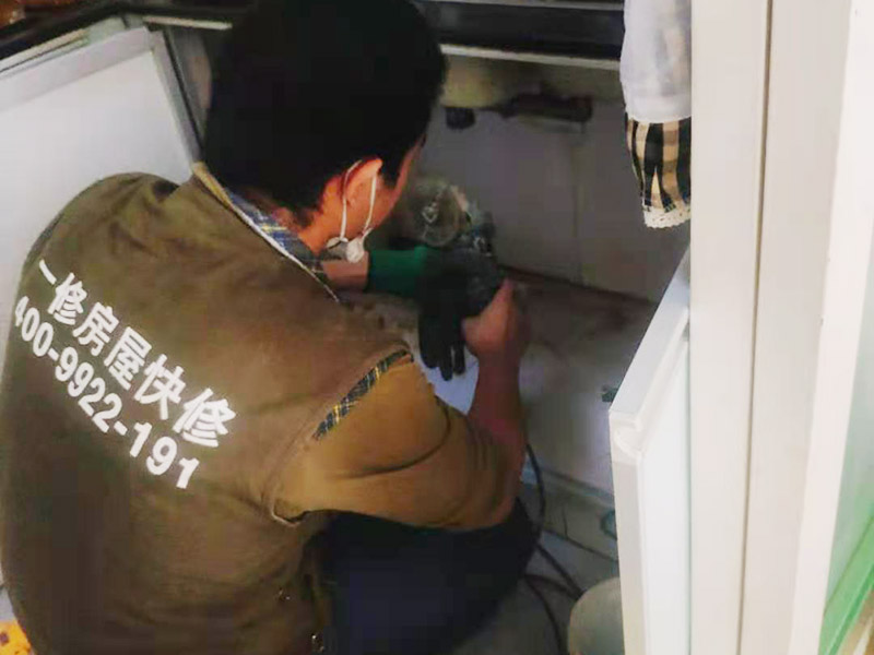 廚衛(wèi)pvc水管破裂滲水出來，pvc水