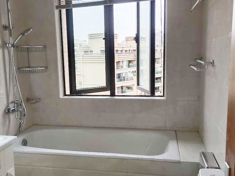 才買的二手房剛剛?cè)胱?，洗手間地磚漏水