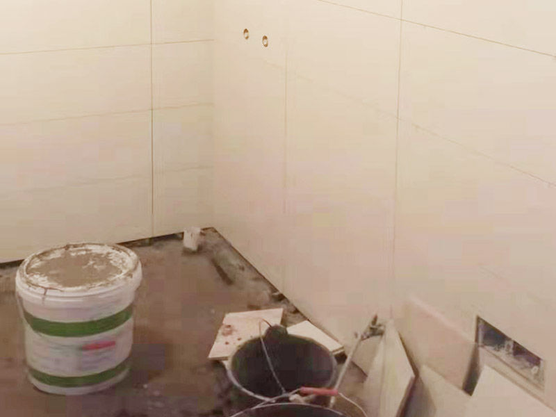 地板上面有水很久了，這種廚房瓷磚縫隙