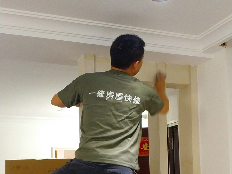 住了幾十年的舊房子只想簡單翻新，墻翻