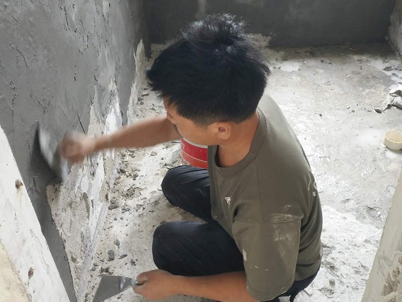 廁所門口墻壁滲水發(fā)霉，廁所門口墻壁滲