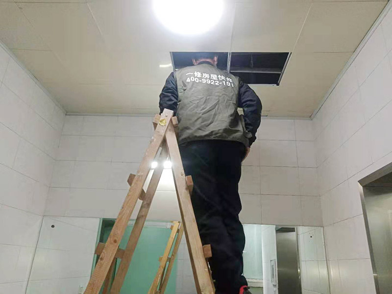 重慶屋頂鋁扣板翻新，白色變黃了如何處