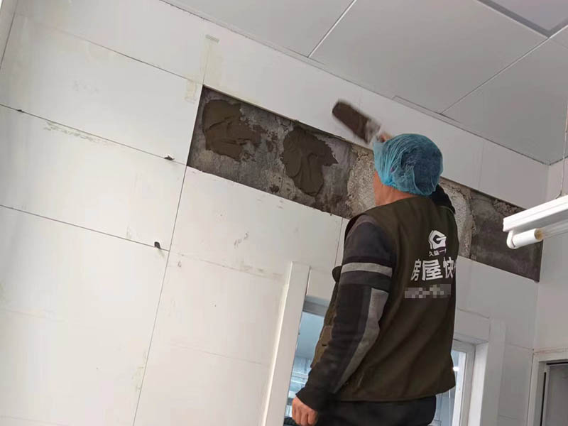 陽臺的瓷磚墻面起堿怎么回事？