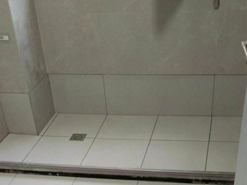 家里貼瓷磚墻面要不要噴水？墻磚鋪貼相