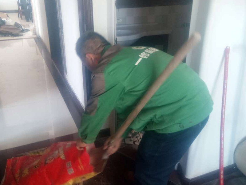 衛(wèi)生間補磚，建渣清理