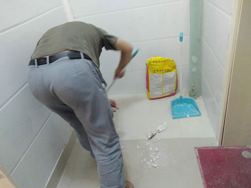 補(bǔ)貼瓷磚溝縫、清理