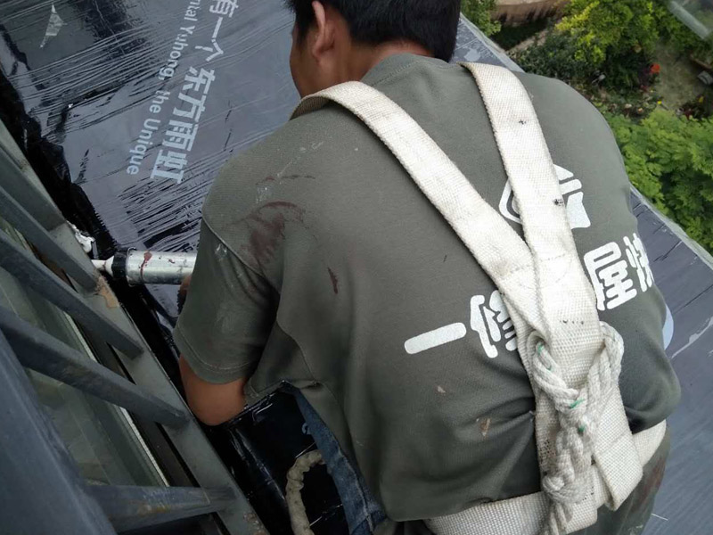 鋪防水卷材，打結(jié)構(gòu)膠""