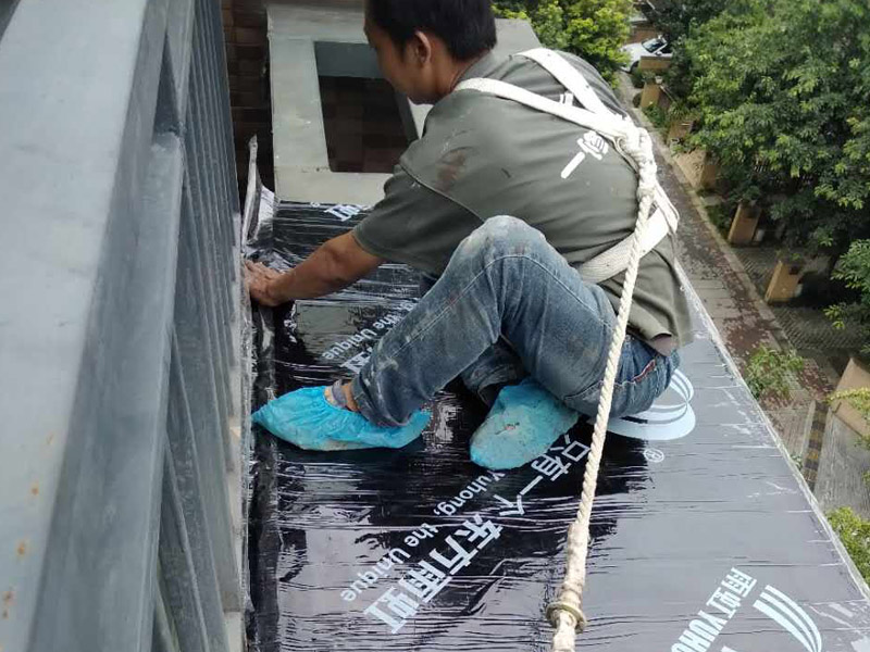 鋪防水卷材，打結(jié)構(gòu)膠