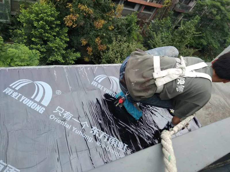 鋪防水卷材，打結(jié)構(gòu)膠