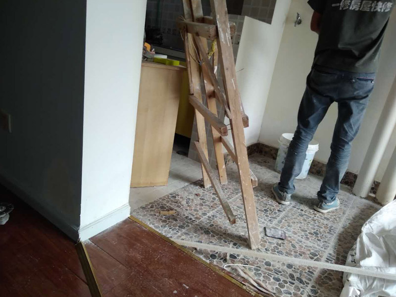 陽臺(tái)邊角粉刷